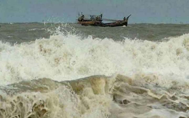 মাঝ সুরমায় ভাসছে ট্রলার, পর্যটকদের বাঁচার আকুতি